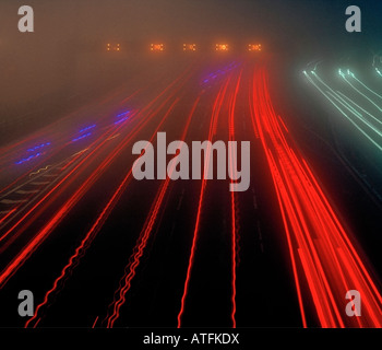 Dichter Nebel auf der M25 Autobahn nähert sich der Dartford crossing Kent England UK in London. Stockfoto