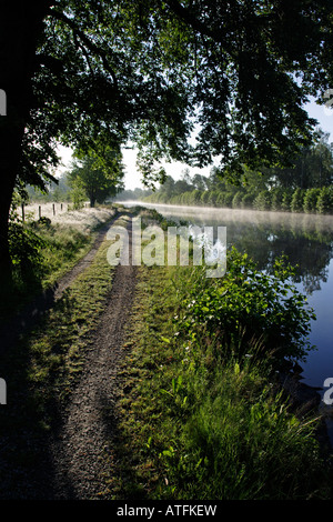 Kanal im frühen Morgen Stockfoto