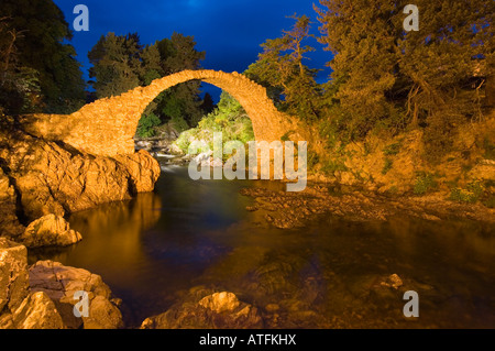 Im 18. Jahrhundert Brücke bei Carrbridge, in der Nähe von Aviemore in Speyside, eines von mehreren gebaut von General Wade in den schottischen Highlands Stockfoto