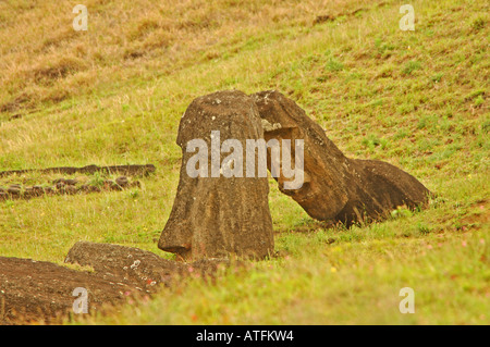 Chile Osterinsel Rano Raraku Steinbruch zwei Moai-Statue-Köpfe Stockfoto