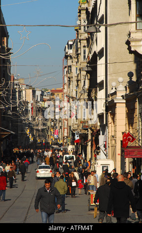 ISTANBUL, TÜRKEI. Samstag-Shopper auf Istiklal Caddesi im Stadtteil Beyoglu. 2007. Stockfoto