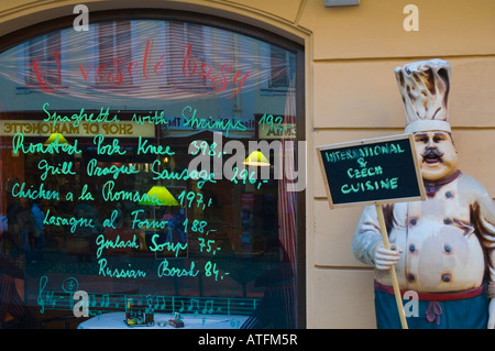 Vor einem Restaurant mit tschechischer und internationaler Küche in der alten Stadt Prag-Tschechische Republik Stockfoto