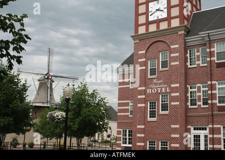 Das Royal Amsterdam Hotel und Clock Tower mit Vermeer Windmühle im Hintergrund Stockfoto