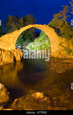 Im 18. Jahrhundert Brücke bei Carrbridge, in der Nähe von Aviemore in Speyside, eines von mehreren gebaut von General Wade in den schottischen Highlands Stockfoto