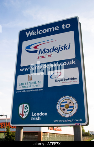 Willkommen Sie im Madejski Stadium Straßenschild in Reading Berkshire Stockfoto