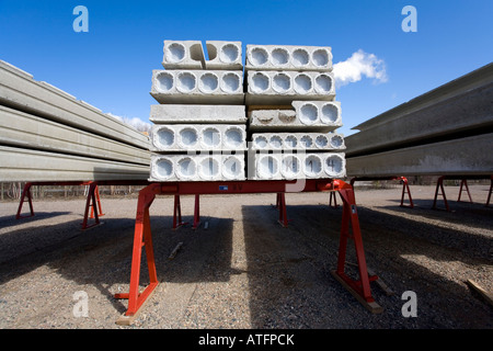 Inventar von defekten und geknackt vorgefertigten Hohlkern Betonbauelemente , Finnland Stockfoto