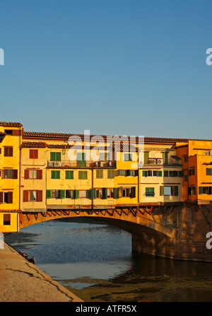 Ponte Vecchio mittelalterliche Brücke über den Arno, Florenz, Italien Stockfoto