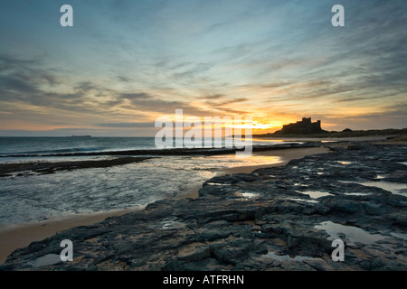 Sonnenaufgang am einsamen Strand von Bamburgh mit dem Schloss in der Ferne Northumberland Stockfoto