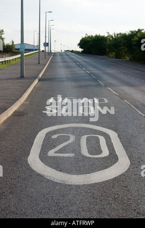 Langsam 20 km/h Höchstgeschwindigkeit lackiert in weiß auf der Zufahrtsstraße zum Madejski-Stadion in Reading Berkshire Stockfoto