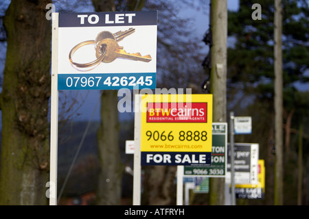 Immobilienmakler zum Verkauf, um in einem Vorort in Nordirland Zeichen in Folge zu lassen Stockfoto