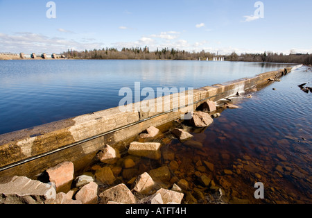 Getauchten Damm zur Steuerung der Wasserstand im Fluss Oulujoki, Finnland Stockfoto