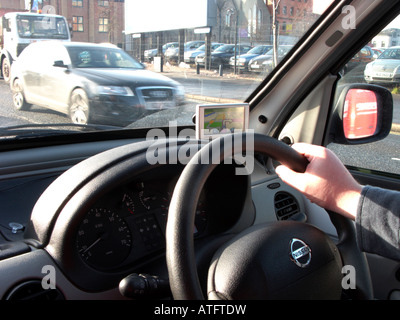 Mans Hand an der Oberseite ein Lenkrad eines Lieferwagens Fahrt durch Belfast City Centre setzte folgende Nav Richtungen Stockfoto