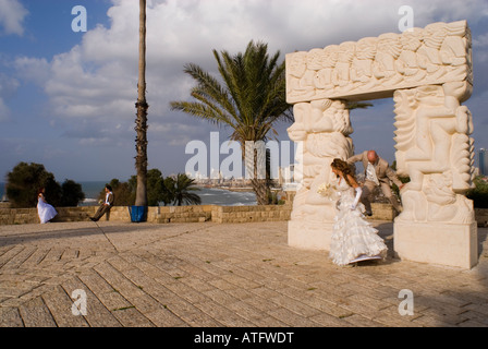 Jüdische Braut und Bräutigam während der Fotositzung vor der Hochzeit im „Hapisga Garden“ mit Blick auf Tel Aviv, Old Jaffa Israel Stockfoto