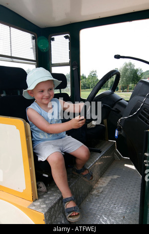 Kleiner Junge Fahrzeug, junge sitzen im Zug auf Spielplatz Stockfoto