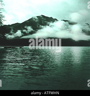gecrosst wird grünlich Foto bw schwarzen und weißen See Wolken dunklen Berg Stockfoto
