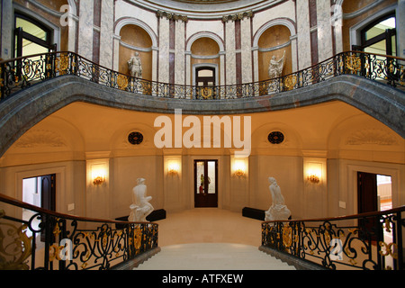 Die Treppe im Inneren des Bode-Museums in Berlin Stockfoto