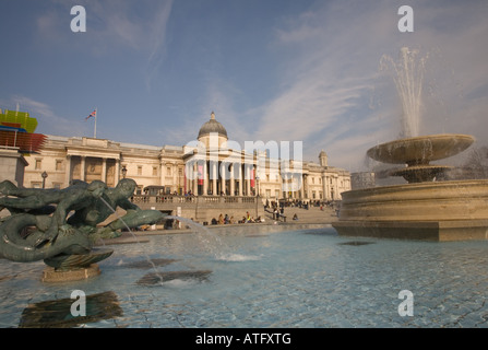 Die National Gallery und Brunnen in Trafalgar Square in London Stockfoto