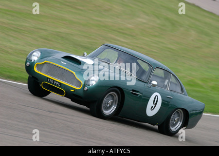 Jackie Oliver 1960 Aston Martin DB4 GT bei Goodwood Revival, Sussex, UK. Stockfoto