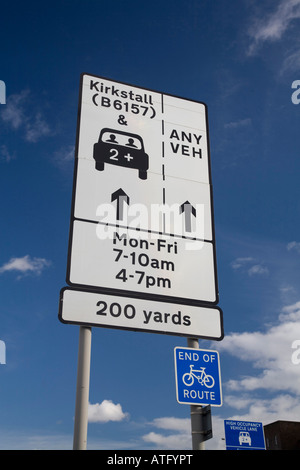 Zeichen für 2 + Car Sharing Lane in Leeds auf die A647 Stockfoto