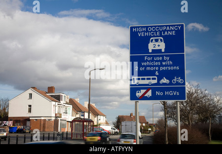 Zeichen für 2 + Car Sharing Lane in Leeds auf die A647 Stockfoto