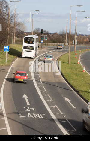 2 + Car Sharing Lane in Leeds auf die A647 Stockfoto