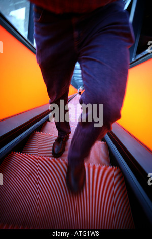 UNESCO-Weltkulturerbe Zeche Zollverein. Ausstellungshallen in der ehemaligen Kohlewaesche. Rot beleuchtete Rolltreppe Stockfoto