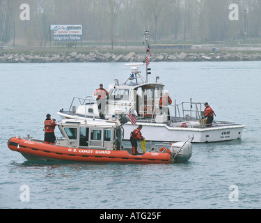 Die uns Küstenwache Kadetten aus der Port Huron MI Bahnhof Praxis retten Bohrer auf dem St. Clair River Stockfoto