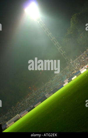 Nach der Schlacht auf dem Stadion Licht in die Rauchwolke Stockfoto