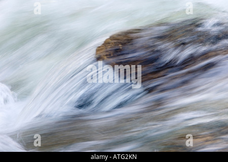 Wasser fließt über Granit, einem Fluss, der Fluss Quoich in den Cairngorms Stockfoto