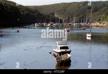 Boote in der Mündung des Flusses bei Solva in Pembrokeshire Stockfoto