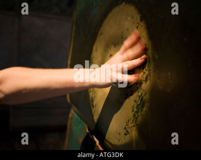 Wunder-Spalte von Saint Gregory. Eine Hand macht den traditionellen Kreis in der legendären Säule, die Weihwasser weint Stockfoto