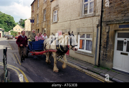 Eine Familie genießen eine Pony und Trap Fahrt in Bradford auf Avon Wiltshire Stockfoto