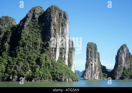 Karst Kalksteinfelsen der Halong Bucht Vietnam Stockfoto
