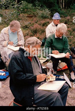 Ein Amateur Kunstverein Malerei in den Wäldern im Horsell außerhalb Woking, Surrey Stockfoto