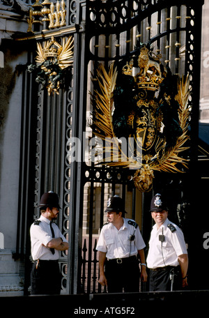 Britische Polizei Polizisten im Dienst an den Toren des Buckingham Palace London England Stockfoto