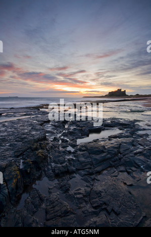 Sonnenaufgang am einsamen Strand von Bamburgh mit dem Schloss in der Ferne Northumberland Stockfoto