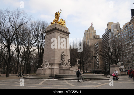 Ein Denkmal erinnert an der südwestlichen Ecke des Manhattans Central Park das Schlachtschiff Maine, das im Hafen von Havanna im Jahr 1898 sank. Stockfoto