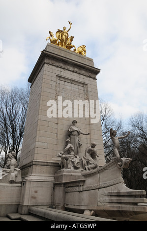 Ein Denkmal erinnert an der südwestlichen Ecke des Manhattans Central Park das Schlachtschiff Maine, das im Hafen von Havanna im Jahr 1898 sank. Stockfoto