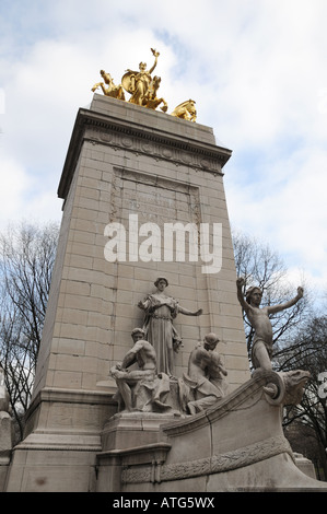 Ein Denkmal erinnert an der südwestlichen Ecke des Manhattans Central Park das Schlachtschiff Maine, das sank im Hafen von Havanna. Stockfoto