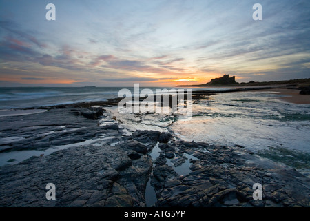 Sonnenaufgang am einsamen Strand von Bamburgh mit dem Schloss in der Ferne Northumberland Stockfoto