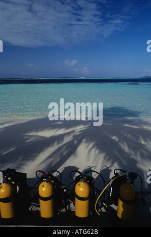 Tauchflaschen am Strand Nika Island Malediven Stockfoto