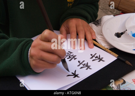 Stock Bild von einer jungen chinesischen Frau schreiben Kalligrafie in Fredericton, New Brunswick Kanada Stockfoto