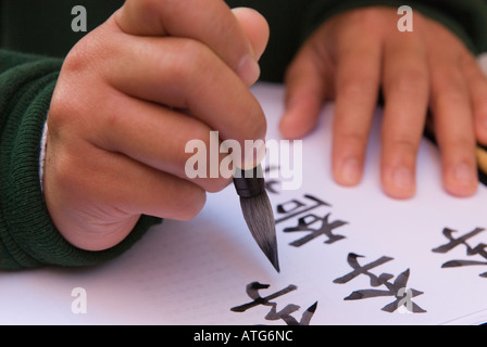 Stock Bild von einer jungen chinesischen Frau schreiben Kalligrafie in Fredericton, New Brunswick Kanada Stockfoto