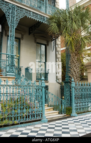 Hauseingang mit geschwungene Treppe Eingang und ausgefallene schmiedeeiserne Geländer, historischen Charleston, South Carolina, SC, USA. Stockfoto