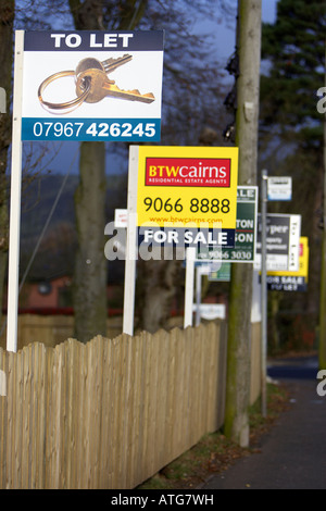 Immobilienmakler für Verkauf Zeichen in einer Zeile zu lassen Stockfoto