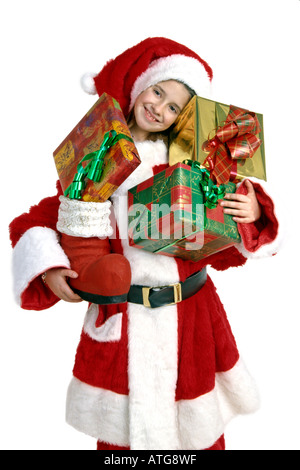 Ein fröhliches Mädchen, das ein Weihnachtsmannskostüm trägt, lächelt breit, während es zwei wunderschön verpackte Weihnachtsgeschenke hält. Stockfoto