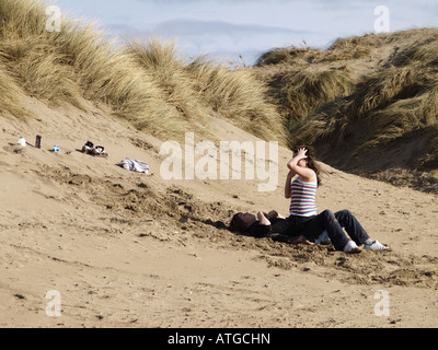 Junge Paare, die Spaß am Strand Stockfoto