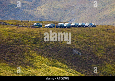 Allrad-Fahrzeuge, die Zugehörigkeit zu einer Jagdgesellschaft auf Grouse moor Stockfoto