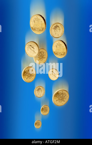Ein Pfund-Münzen fallen Stockfoto