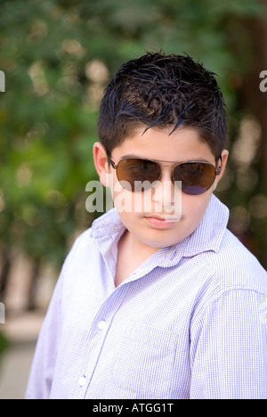 Kleiner Junge mit Sonnenbrille Stockfoto